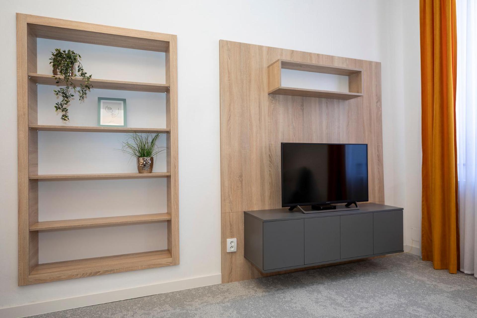 Alure Residences 10 - 24h Self Check-in & Private Parking Next To The Building Included, Center Right On Snp Square In A Quiet Passage, New Building, In Town Apartment